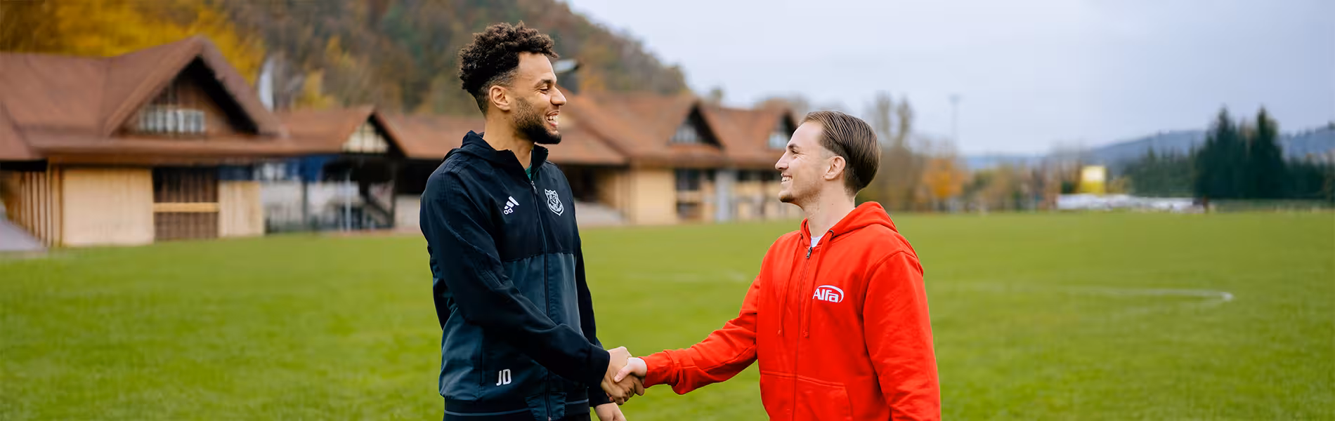 Spieler geben sich freundschaftlich die Hand